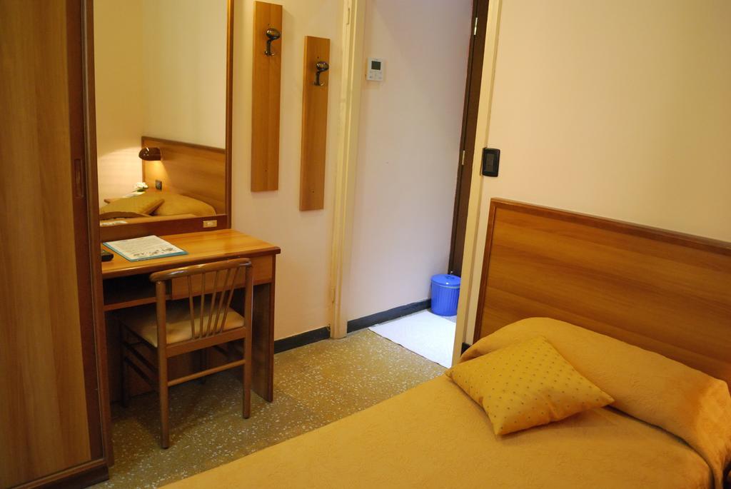 Hotel Galleano Laigueglia Habitación foto